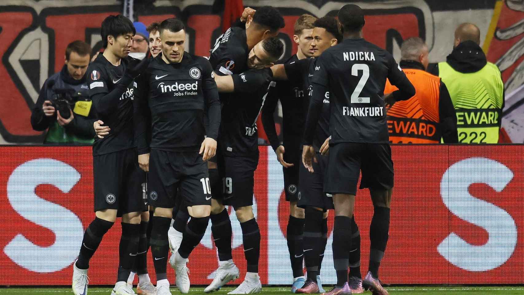 Los jugadores del Eintracht celebran su gol al Barça / EFE