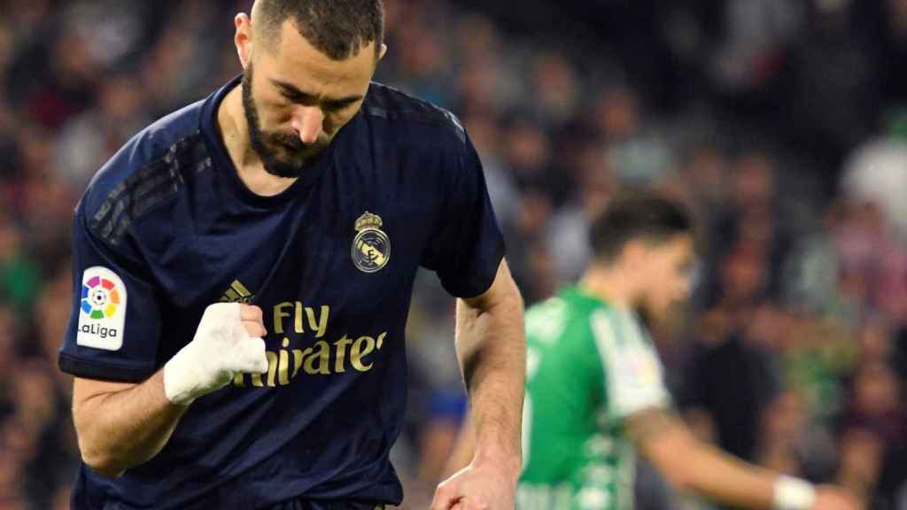 Karim Benzema celebra un gol contra el Betis / EFE