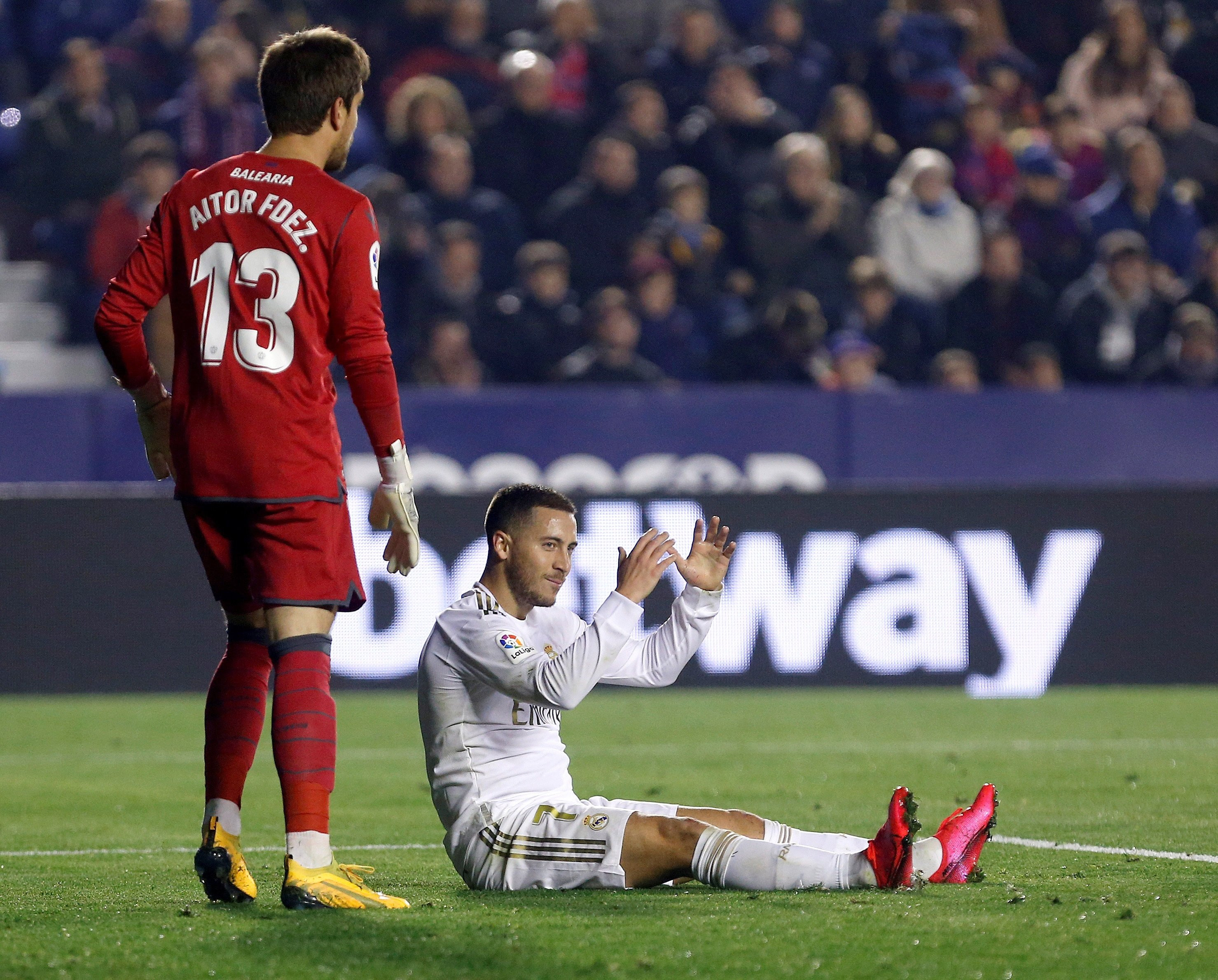 Hazard lastimándose de una ocasión de gol contra el Levante / EFE