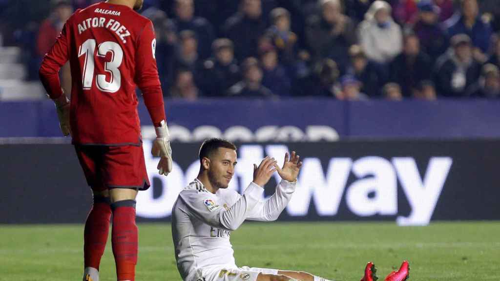 Hazard lastimándose de una ocasión de gol contra el Levante / EFE