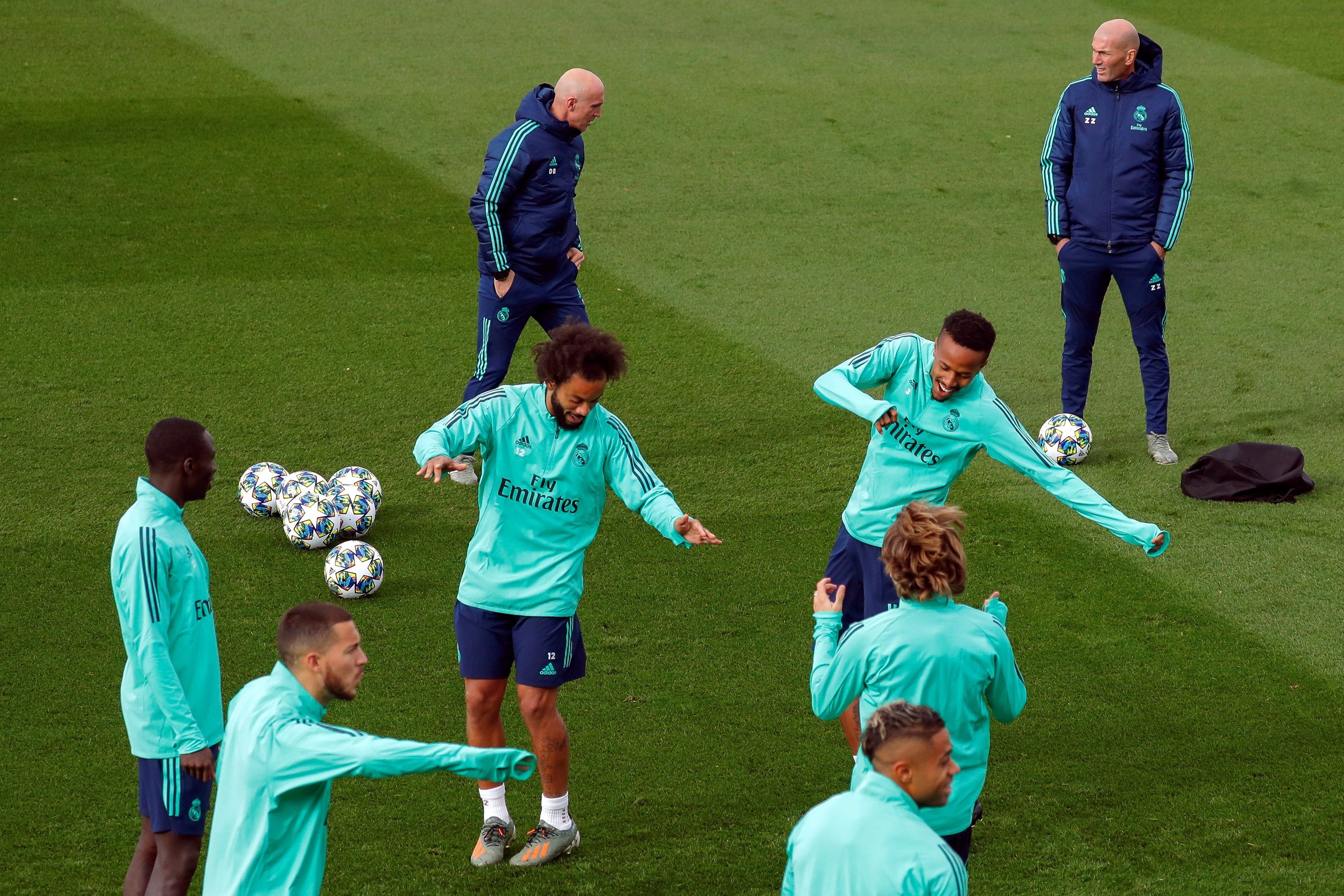 Zidane en un entrenamiento del Real Madrid / EFE