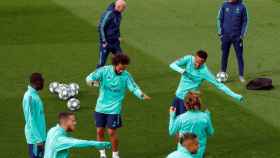 Zidane en un entrenamiento del Real Madrid / EFE