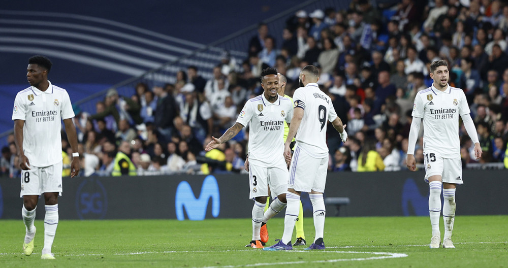 Benzema felicita a Militao por su gol anotado contra el Celta de Vigo / EFE