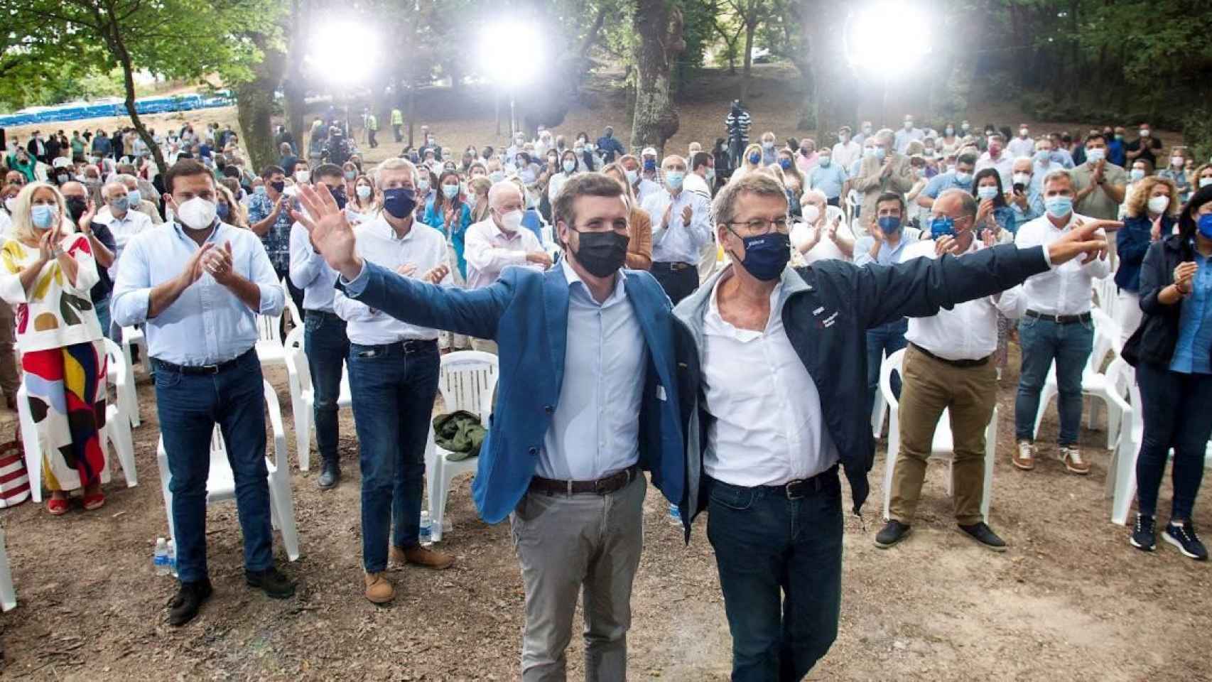 El presidente del PP, Pablo Casado (i), en el tradicional acto de apertura del curso político en La Carballeira de Cerdedo (Pontevedra), junto al presidente de la Xunta de Galicia, Alberto Núñez Feijóo (d) / EFE / SALVADOR SAS