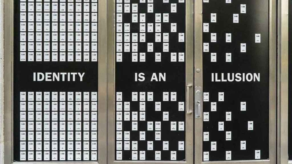 La tragedia de las identidades. 'Don't I know it' or 'Identity is an illusion...' / BILLIE GRACE WARD