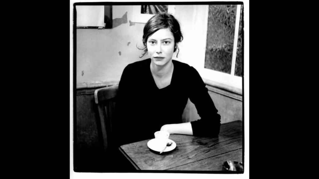 La escritora Anne Carson, en una imagen de su juventud