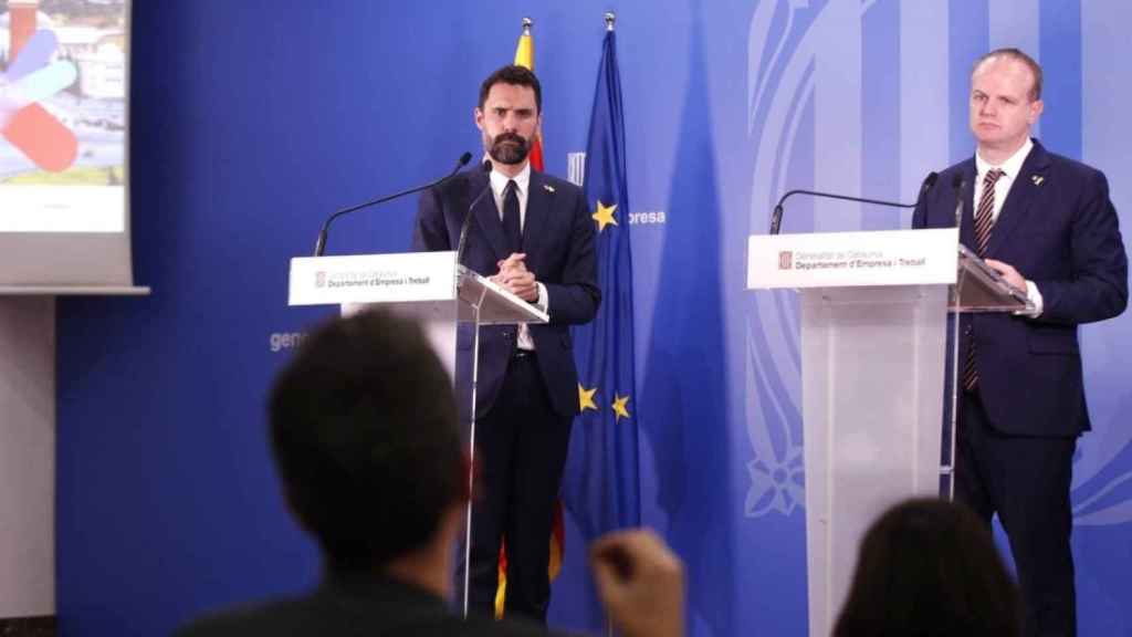 El 'conseller' de Empresa y Trabajo, Roger Torrent y el secretario de Empresa y Competitividad, Albert Castellanos, en rueda de prensa / EP