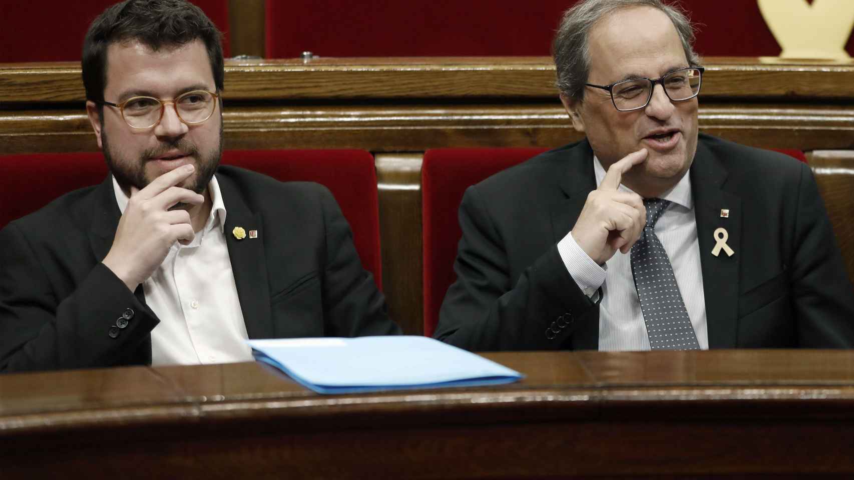 El vicepresidente de la Generalitat, Pere Aragonès, junto al expresidente Quim Torra en el Parlament en una imagen de archivo / EFE