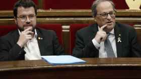 El vicepresidente de la Generalitat, Pere Aragonès, junto al expresidente Quim Torra en el Parlament en una imagen de archivo / EFE