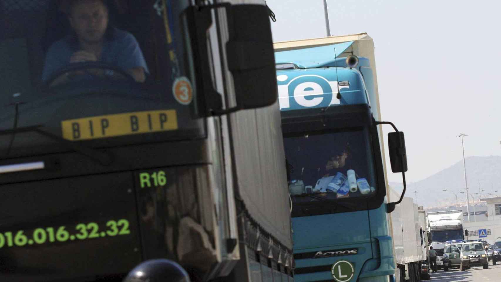 Transportistas esperando en el puerto, uno de los sectores que podrían disfrutar de la moratoria / EFE