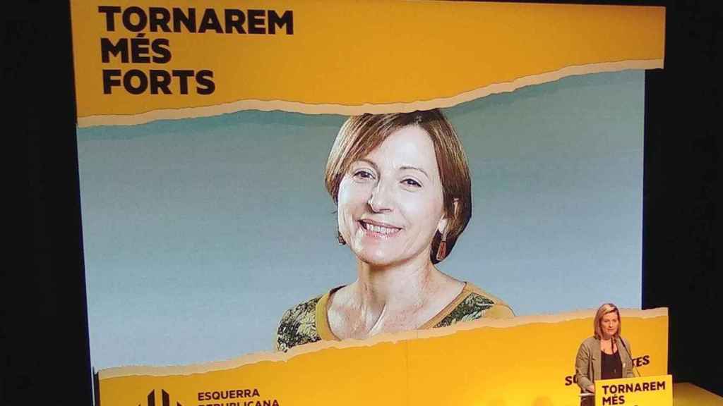 La diputada de ERC en el Parlament Raquel Sans lee una carta de la expresidenta de la Cámara Carme Forcadell desde la prisión / EP