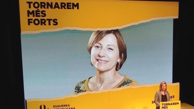 La diputada de ERC en el Parlament Raquel Sans lee una carta de la expresidenta de la Cámara Carme Forcadell desde la prisión / EP