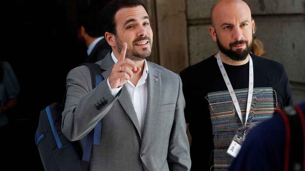 Alberto Garzón (i), coordinador federal de Izquierda Unida (IU), a su salida del Congreso de los Diputados / EFE