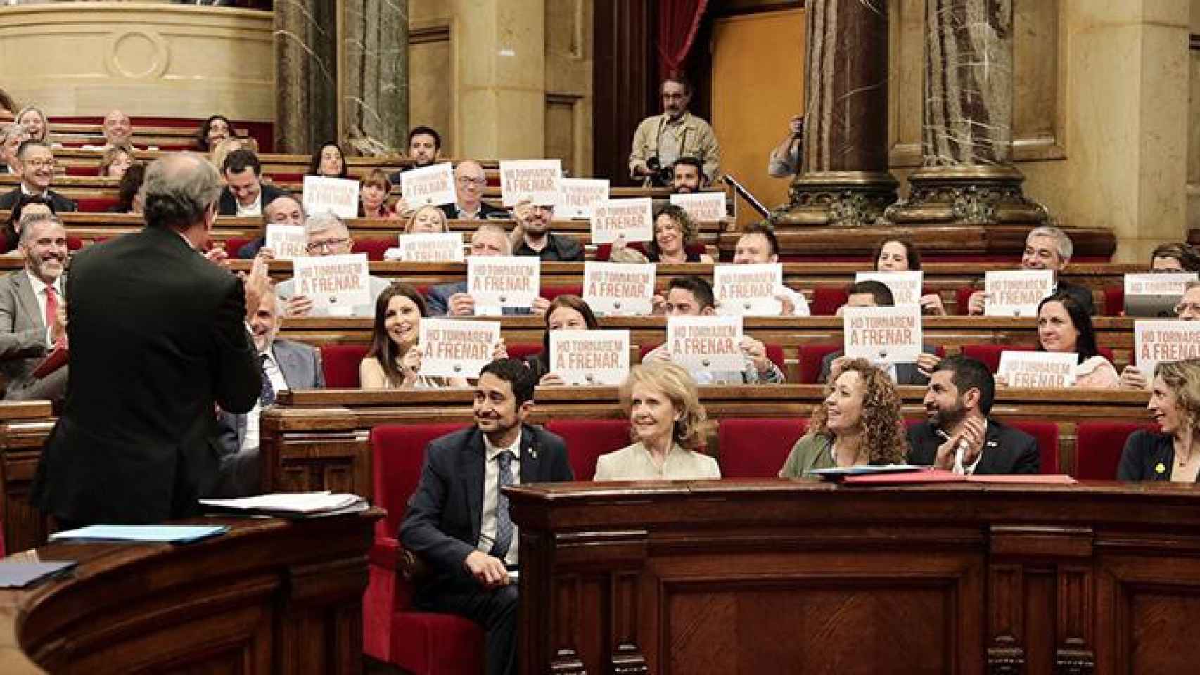 Quim Torra contempla los carteles de Ciudadanos con la frase 'Lo volveremos a frenar' en el Parlament / CG