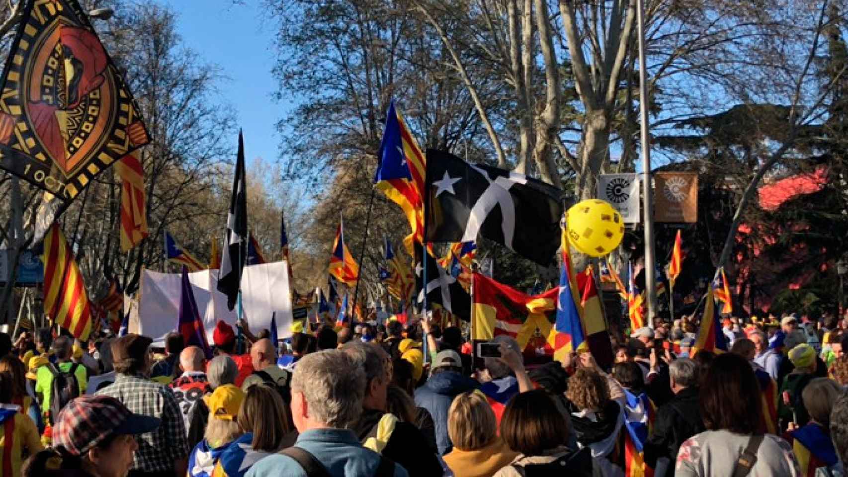 Un grupo de independentistas en la manifestación de Madrid el 16 de marzo / TWITTER