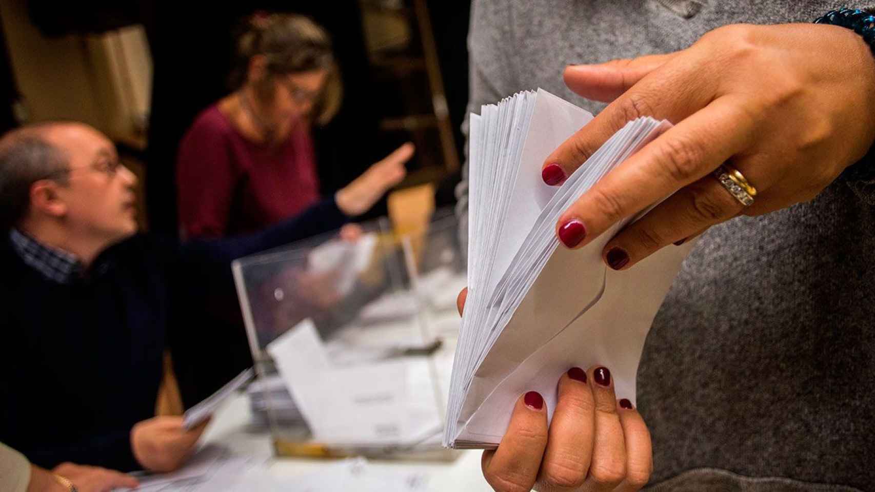 Una mesa electoral hace el recuento de los votos a los partidos en las elecciones del 21D / EFE