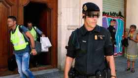 La Guardia Civil durante un registro en la fundación de CDC, CatDem / EFE