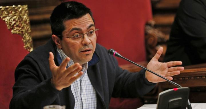 Gerardo Pisarello (d), primer teniente de alcalde y responsable económico del Ayuntamiento / CG