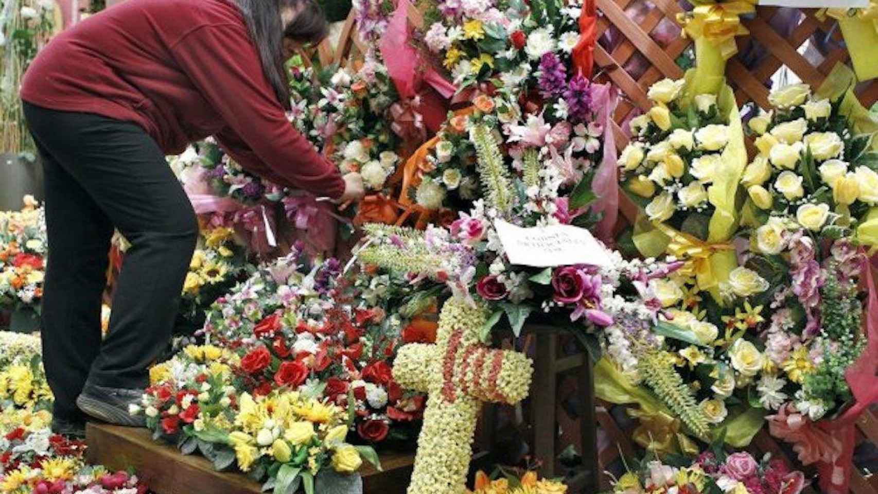 Una empleada de una de las floristerías de Barcelona en una imagen de archivo / EFE