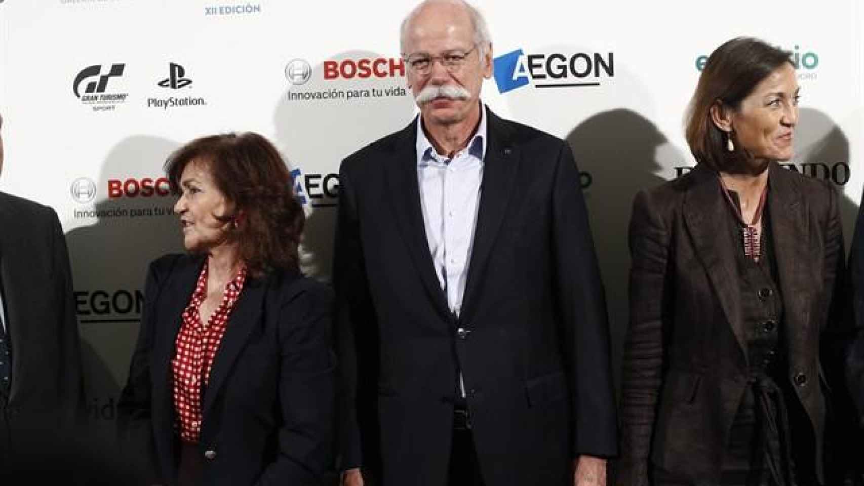 Carmen Calvo y Dieter Zetsche, de Daimler, en la entrega de premios donde Juan Rosell le anunció su visita a Junqueras / EUROPA PRESS