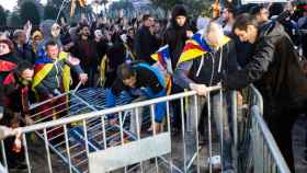 Miembros de los CDR, provocando incidentes en el Parque de la Ciutadella el pasado 30 de enero / EFE