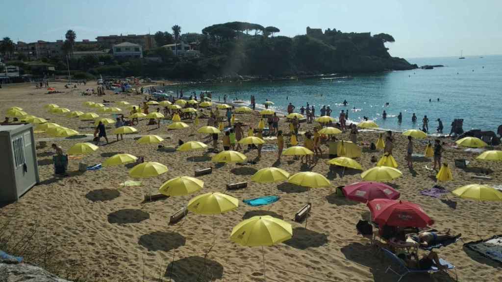 Una imagen de una playa de Palamós este domingo invadida por sombrillas amarillas