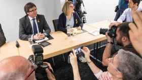 Carles Puigdemont junto a Elsa Artadi en una rueda de prensa en Alemania / EFE