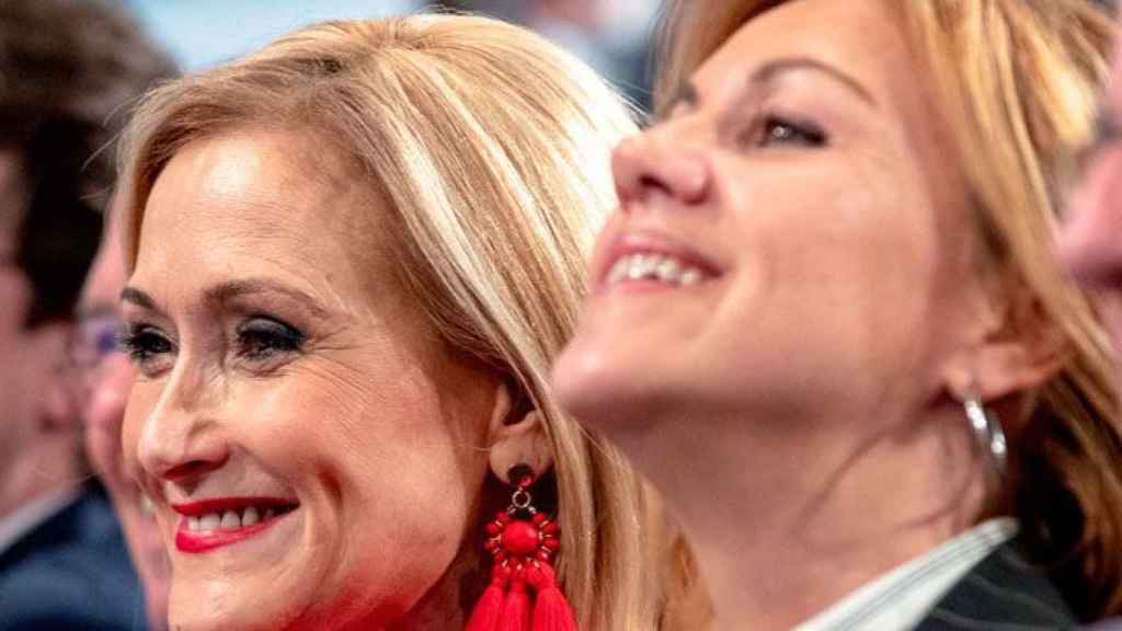 Cristina Cifuentes, presidenta de la Comunidad de Madrid, junto a María Dolores de Cospedal, ministra de Defensa, ayer / EFE