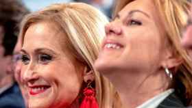 Cristina Cifuentes, presidenta de la Comunidad de Madrid, junto a María Dolores de Cospedal, ministra de Defensa, ayer / EFE