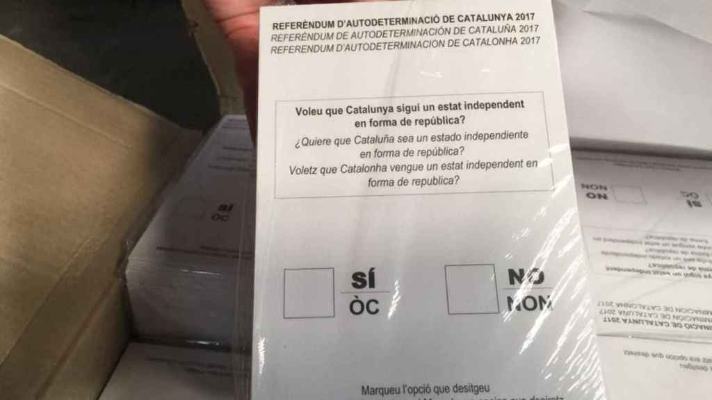 La Guardia Civil localizó unos nueve millones de papeletas como la que aparece en la imagen en una nave industrial