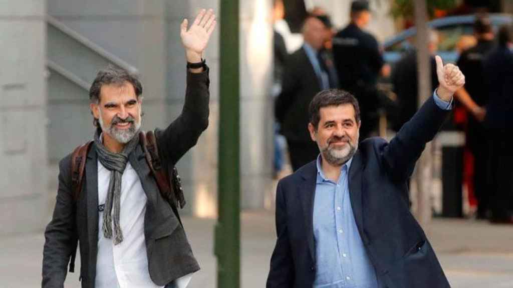 Jordi Cuixart (i), presidente de Òmnium Cultural y Jordi Sànchez (d), presidente de la ANC, llegando a la Audiencia Nacional el lunes / EFE