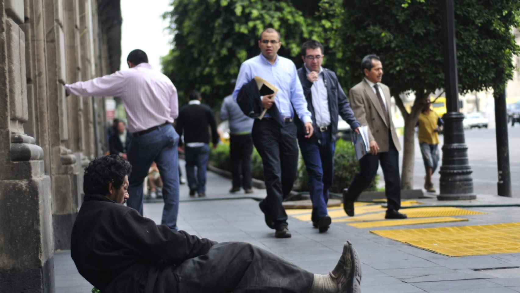 Indigente pide limosna en la calle / EFE