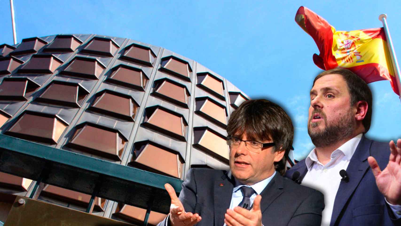 Carles Puigdemont (d), presidente de la Generalitat de Cataluña, y Oriol Junqueras (i), su vicepresidente, frente a la entrada del Tribunal Constitucional.