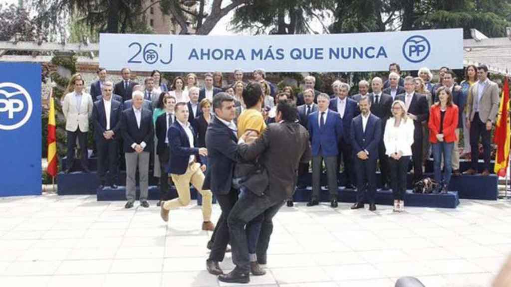 Un espontáneo irrumpe en un acto electoral de Mariano Rajoy en Madrid.