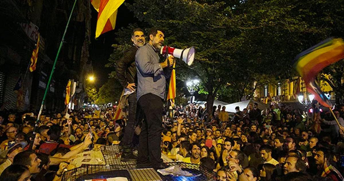 Jordi Sànchez y Jordi Cuixart en la manifestación independentista ante la Consejería de Economía / EFE