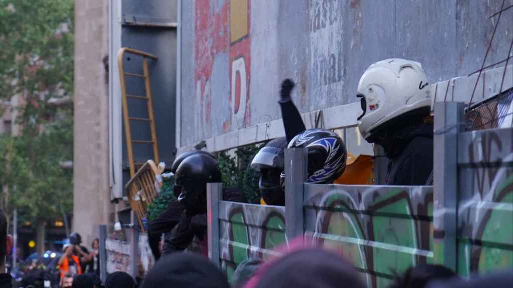 Carga de Mossos de Esquadra en los aledaños de Plaza de la Bonanova / GALA ESPÍN