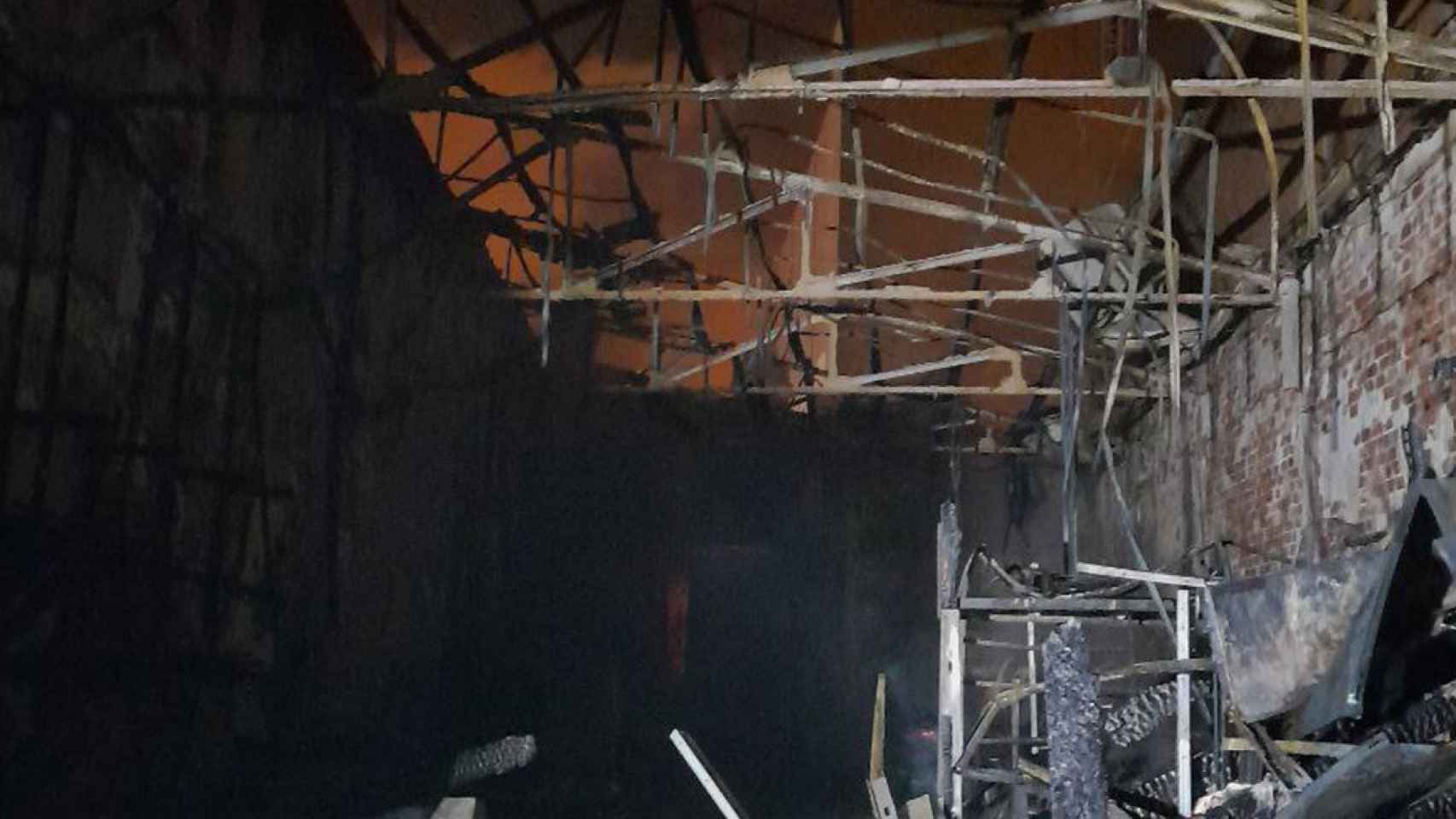 La nave industrial afectada por el fuego en el distrito de Sant Martí, en Barcelona / BOMBERS DE BARCELONA