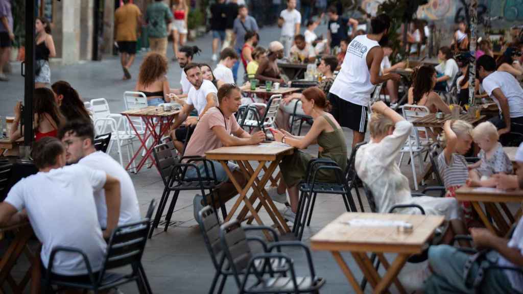 Varias personas en una terraza de Barcelona, donde se prohibirá fumar / EUROPA PRESS