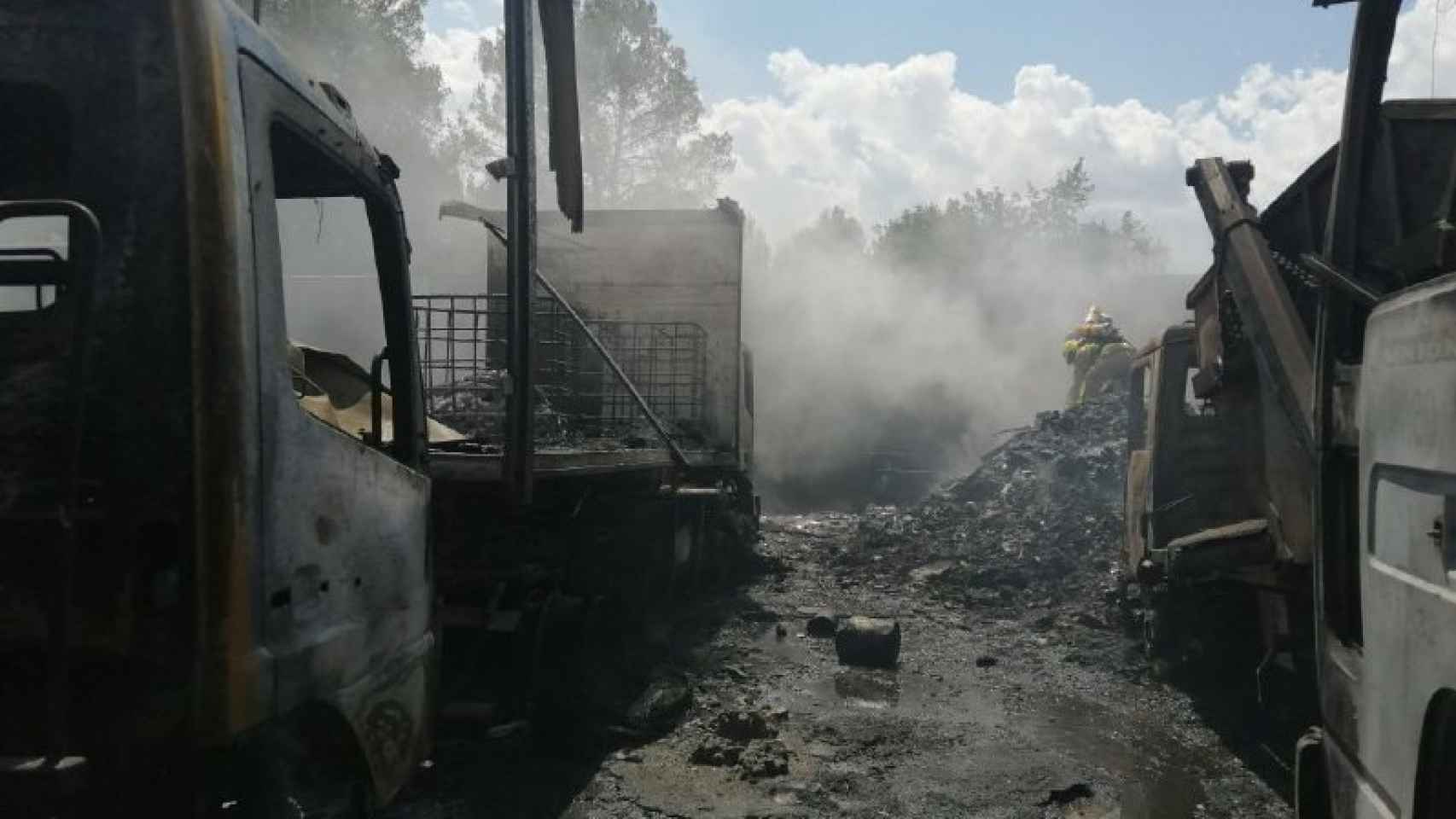 Un incendio ha calcinado cuatro camiones en el polígono industrial de Artés (Barcelona) / BOMBERS