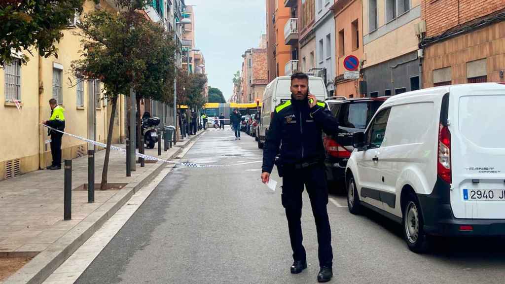 Un agente de la Guardia Urbana corta la calle en el lugar del incendio en Santa Coloma de Gramenet / NC