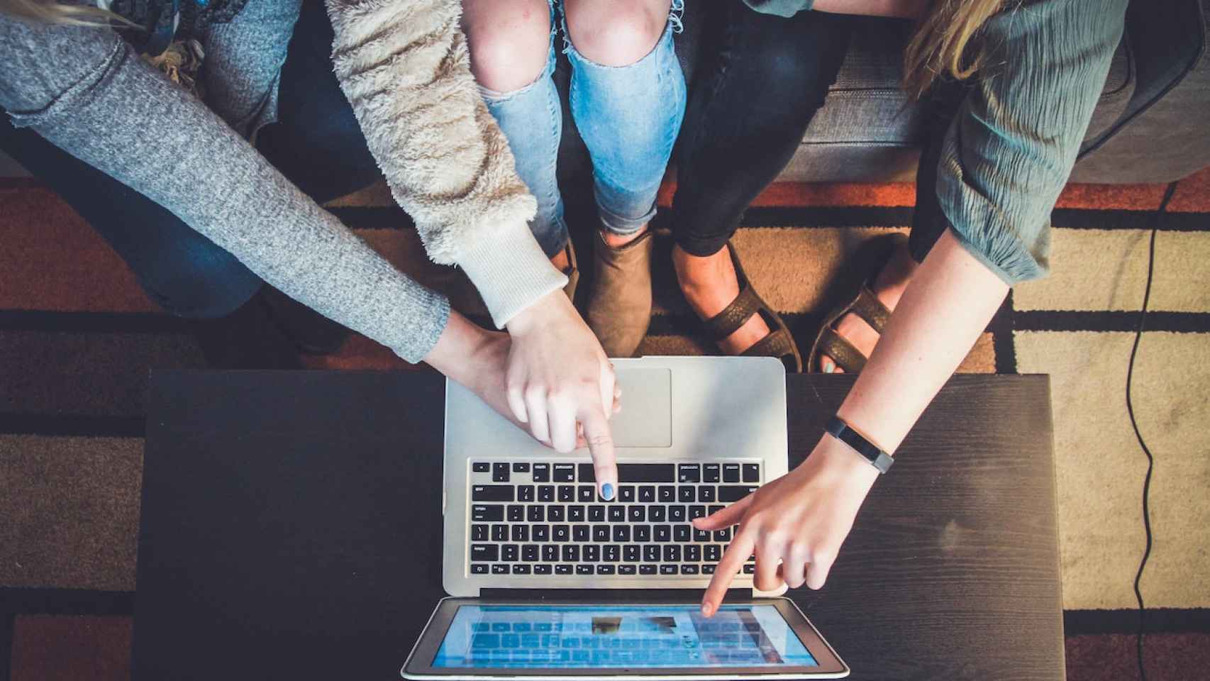 Tres amigas accediendo a un portal / USPLASH