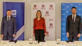 Ángel Simón (i), presidente de Agbar, Lluïsa Moret (c), diputada de Igualdad y Sostenibilidad Social de la Diputación de Barcelona y Felipe Campos (d), consejero delegado de Aigües de Barcelona, durante la firma del convenio de acción social / AGBAR