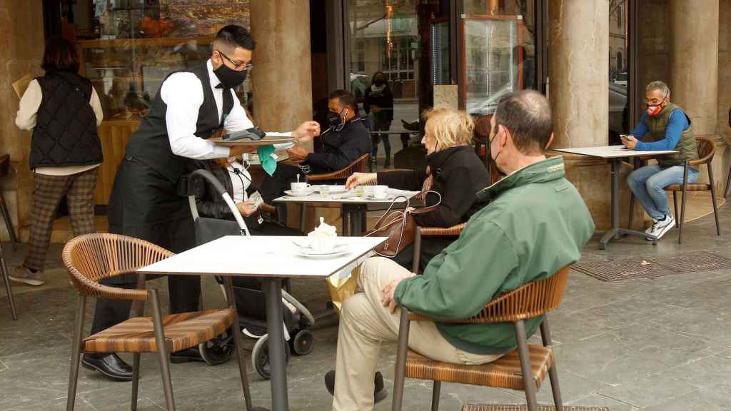 Una terraza de un bar de Cataluña, en una imagen de archivo / ISAAC BUJ - EUROPA PRESS