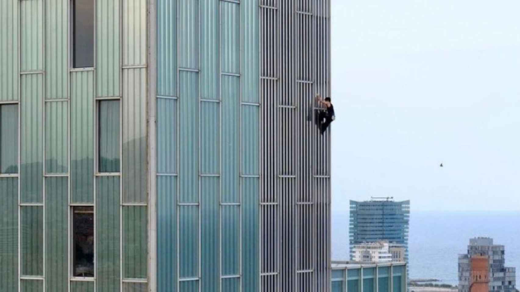 El joven francés Alexis Landot escala el hotel Melià Barcelona Sky sin protección / INSTAGRAM