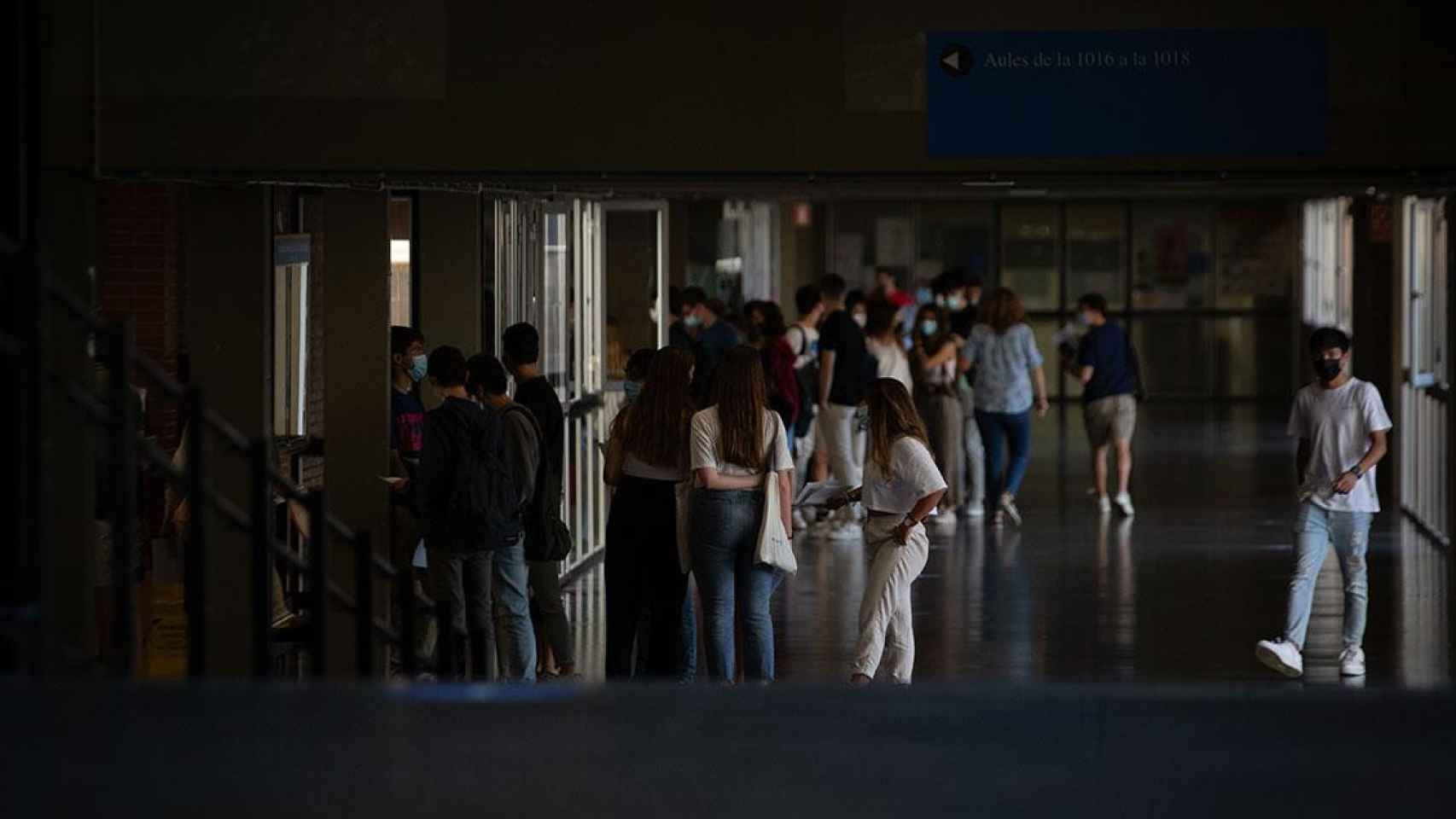 Un grupo de estudiantes en la Facultad de Economía y Empresa de la UB el día del comienzo de los exámenes de selectividad 2021 / DAVID ZORRAKINO (EP)