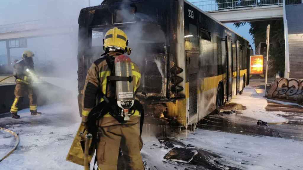 Bomberos sofocan las llamas del autobús en la C-31, en el Prat / BOMBERS