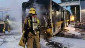 Bomberos sofocan las llamas del autobús en la C-31, en el Prat / BOMBERS