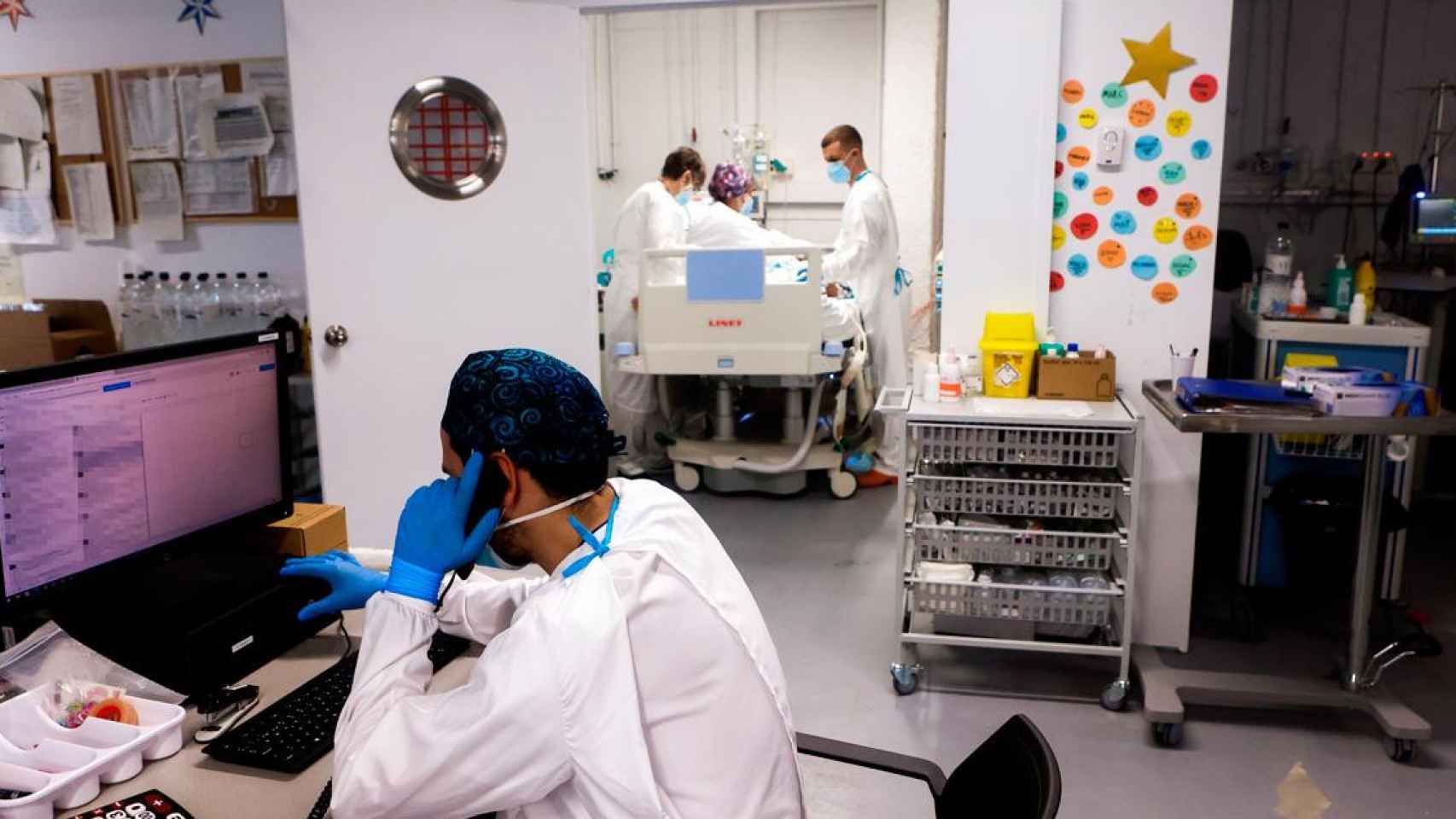 Sanitarios trabajando en el Hospital Parc Taulí de Sabadell / EFE