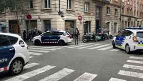 Patrullas de Mossos y Urbana en una calle de Sarrià-Sant Gervasi / EB