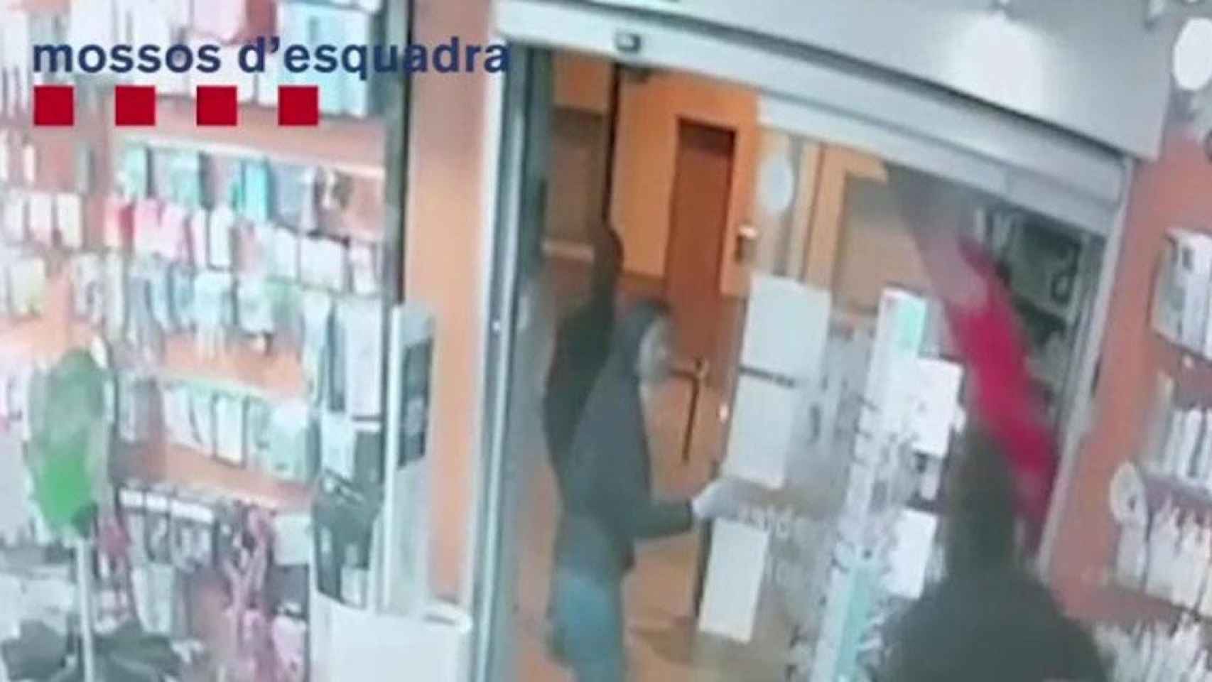 Atraco en una farmacia en una imagen de archivo / MOSSOS D'ESQUADRA